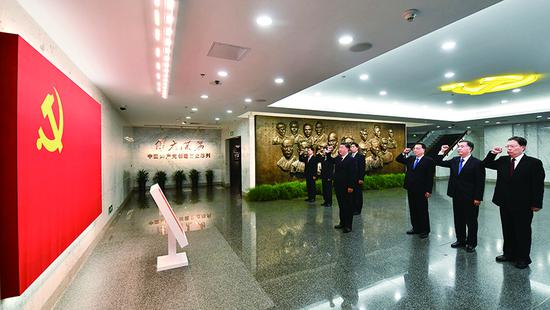 2017年10月31日，中共中央總書(shū)記、國(guó)家主席、中央軍委主席習(xí)近平帶領(lǐng)中共中央政治局常委李克強(qiáng)、栗戰(zhàn)書(shū)、汪洋、王滬寧、趙樂(lè)際、韓正，瞻仰上海中共一大會(huì)址和浙江嘉興南湖紅船。這是31日上午，在上海中共一大會(huì)址紀(jì)念館，習(xí)近平帶領(lǐng)其他中共中央政治局常委同志一起重溫入黨誓詞。 新華社記者 李濤/攝