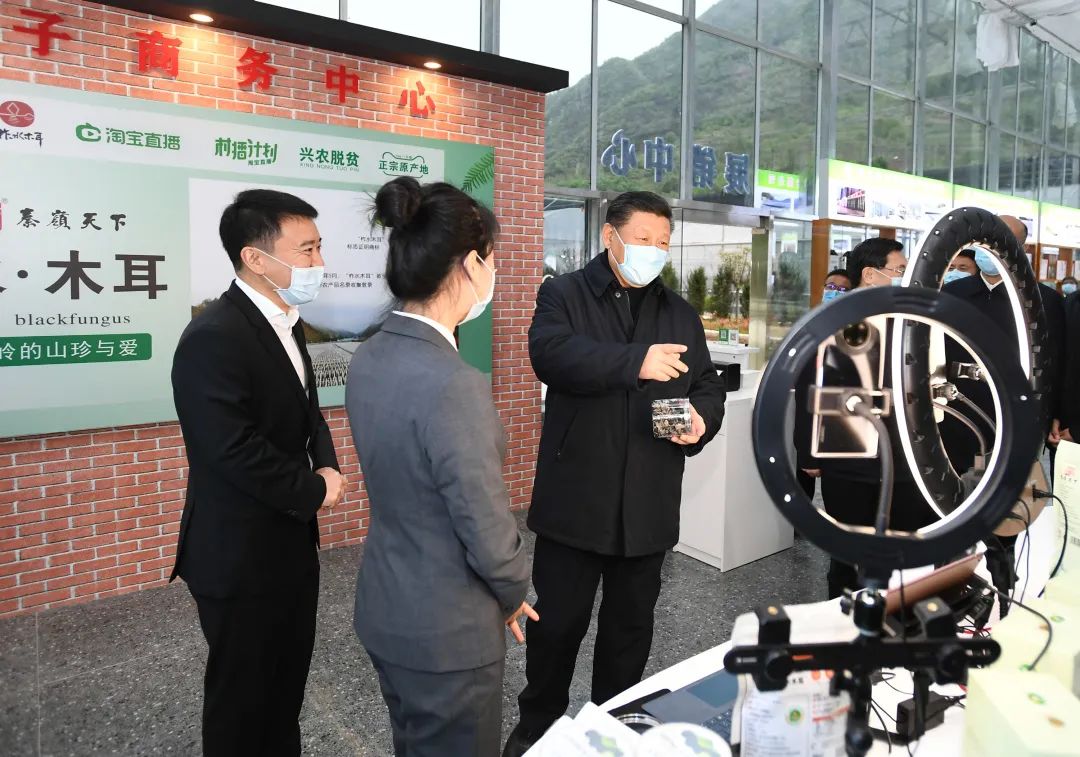 2020年4月20日，習(xí)近平在商洛市柞水縣小嶺鎮(zhèn)金米村培訓(xùn)中心，了解該村發(fā)展木耳產(chǎn)業(yè)情況。新華社記者 謝環(huán)馳 攝