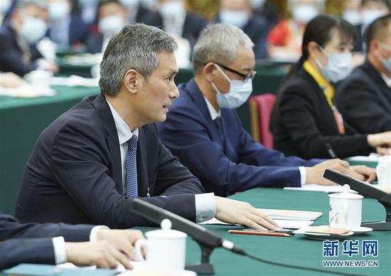  5月24日，全國人大代表羅杰（左一）參加湖北代表團的審議并發(fā)言。新華社記者 黃敬文 攝