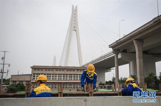  4月30日，來自中鐵七局的建設者在武漢武九北綜合管廊工程施工現(xiàn)場作業(yè)。新華社記者 肖藝九 攝
