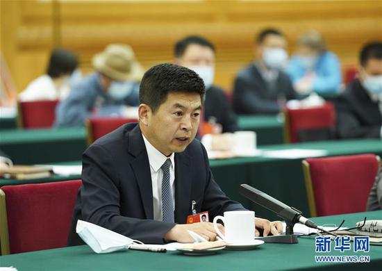  5月22日，全國人大代表費東斌參加內蒙古代表團的審議并發(fā)言。新華社記者 黃敬文 攝