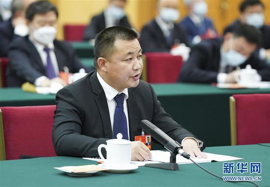  5月24日，全國人大代表張文喜參加湖北代表團的審議并發(fā)言。新華社記者 黃敬文 攝